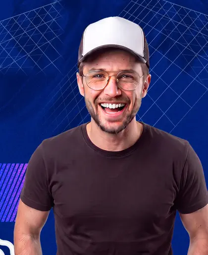 Homem de boné e óculos dando risada